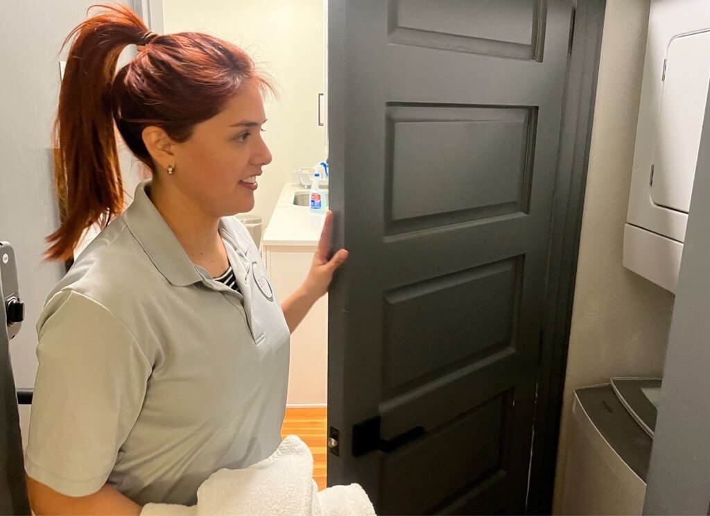 cleaner-openning-door